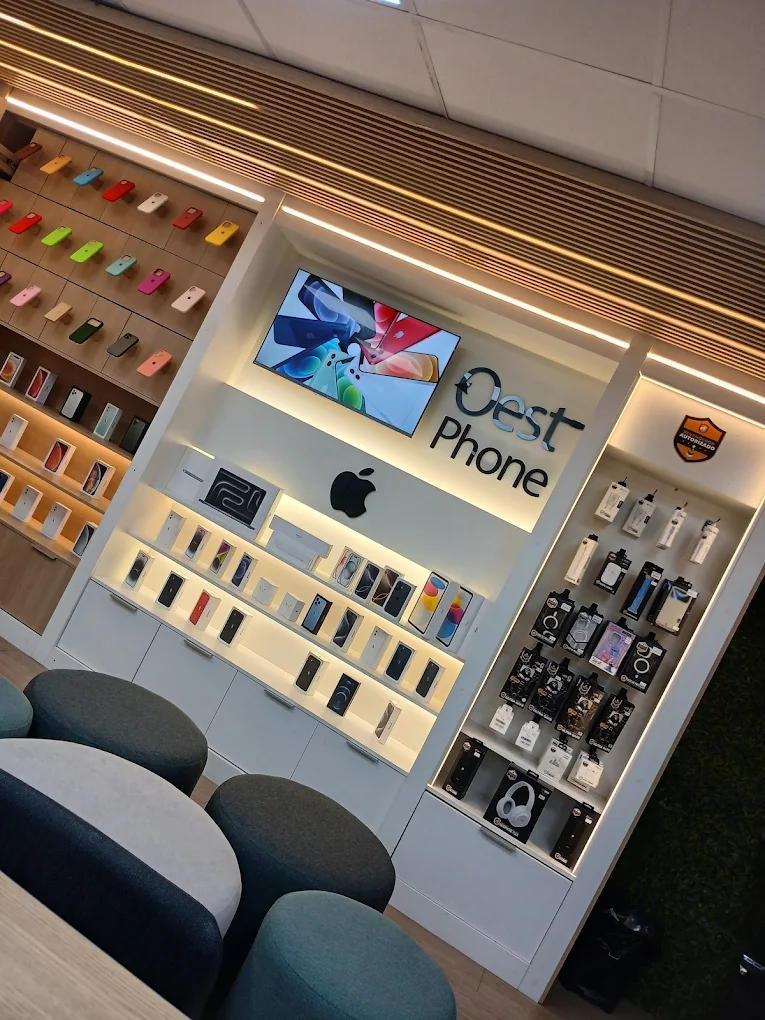Interior da loja física OestPhone em Barueri